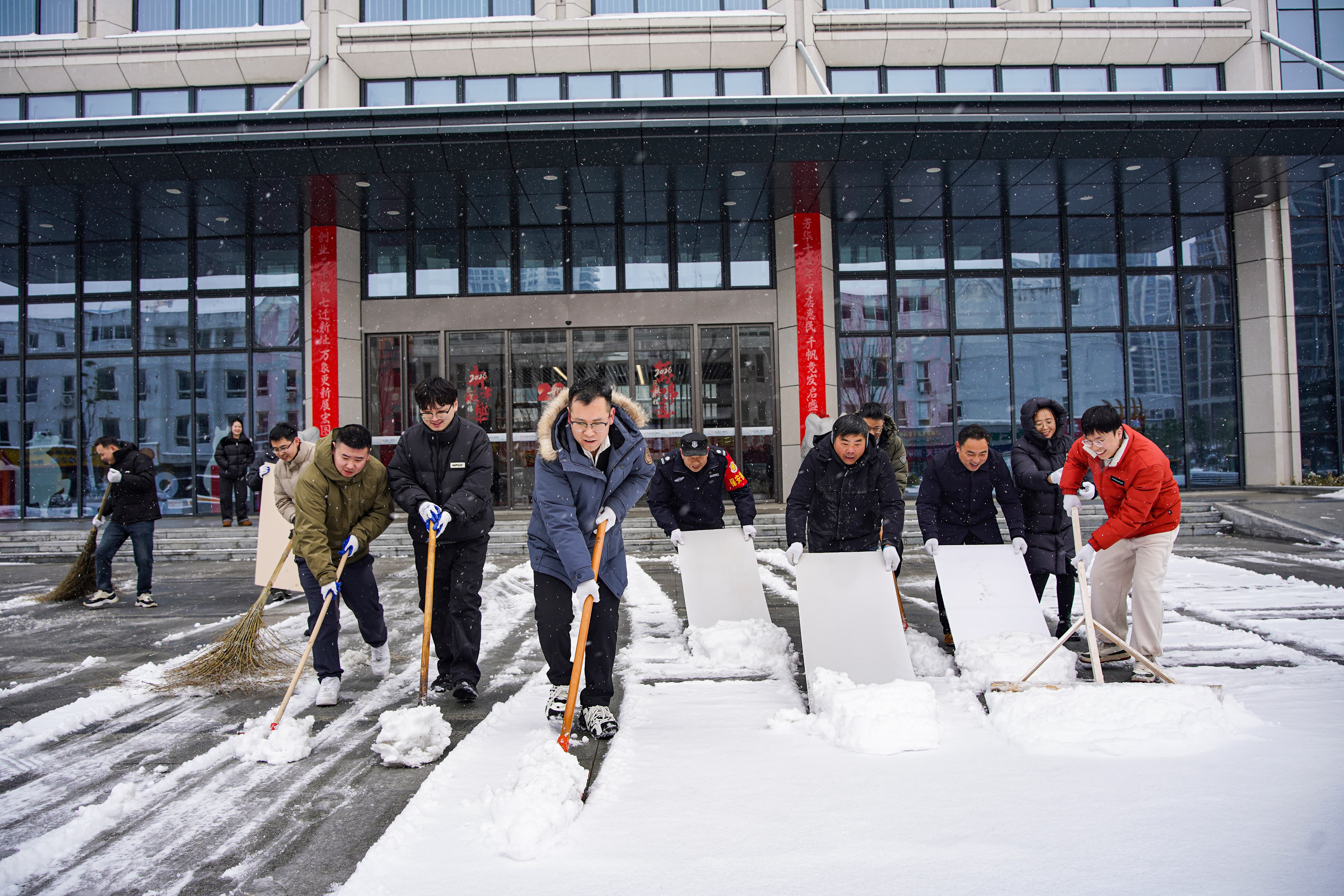 迎寒而上，，，，，，，，行动照初心！必威官方首页官网党员先锋开展园区除雪行动